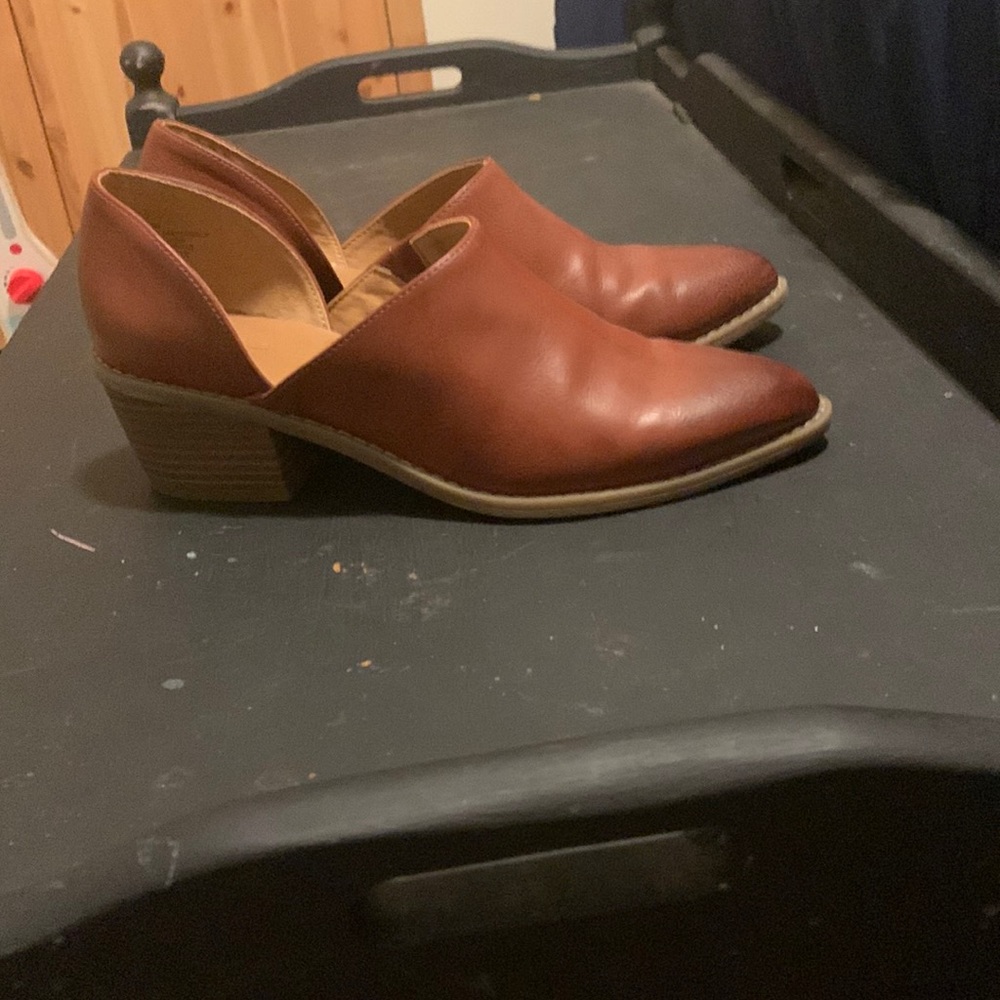 Brown women’s Universal Thread booties. Size 8.5